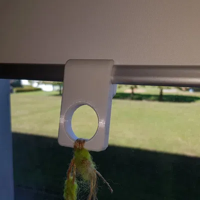 Kẹp nhấn rèm cửa IKEA bằng ngón tay