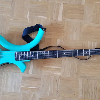 Cần đàn bass điện với cần nghiêng cho tay trái thoải mái