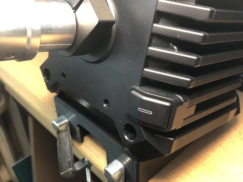 Giá đỡ bàn Fanatec CSL DD với chân cao su - Image 1