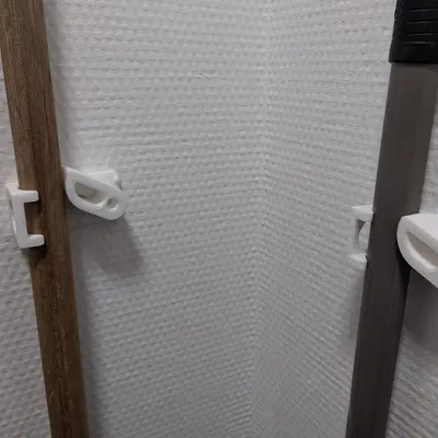 Giá treo chổi và dụng cụ khác trên tường