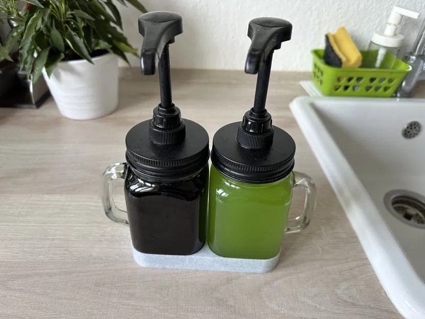 Giá đỡ giữ chặt bình siro gọn gàng trên bàn bếp - Image 1