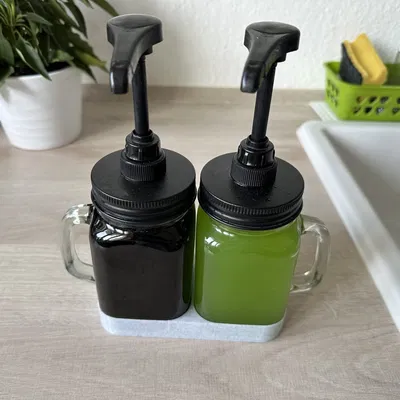 Giá đỡ giữ chặt bình siro gọn gàng trên bàn bếp