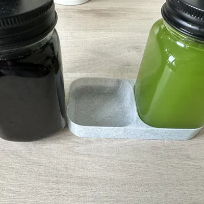 Giá đỡ giữ chặt bình siro gọn gàng trên bàn bếp