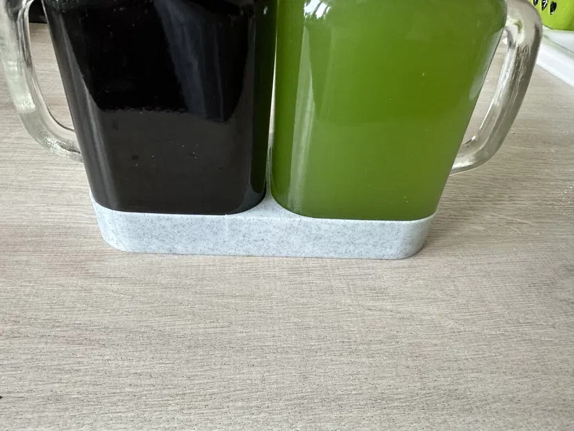 Giá đỡ giữ chặt bình siro gọn gàng trên bàn bếp - Image 3