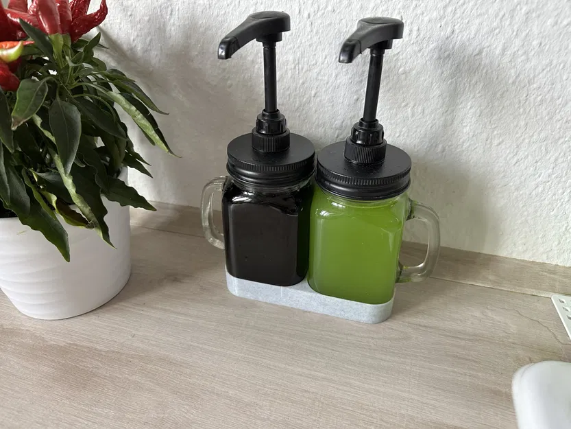 Giá đỡ giữ chặt bình siro gọn gàng trên bàn bếp - Image 4