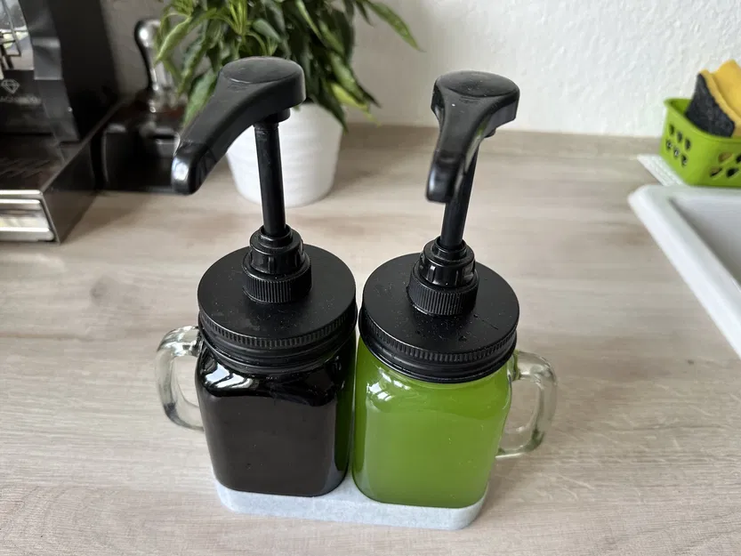 Giá đỡ giữ chặt bình siro gọn gàng trên bàn bếp - Image 5