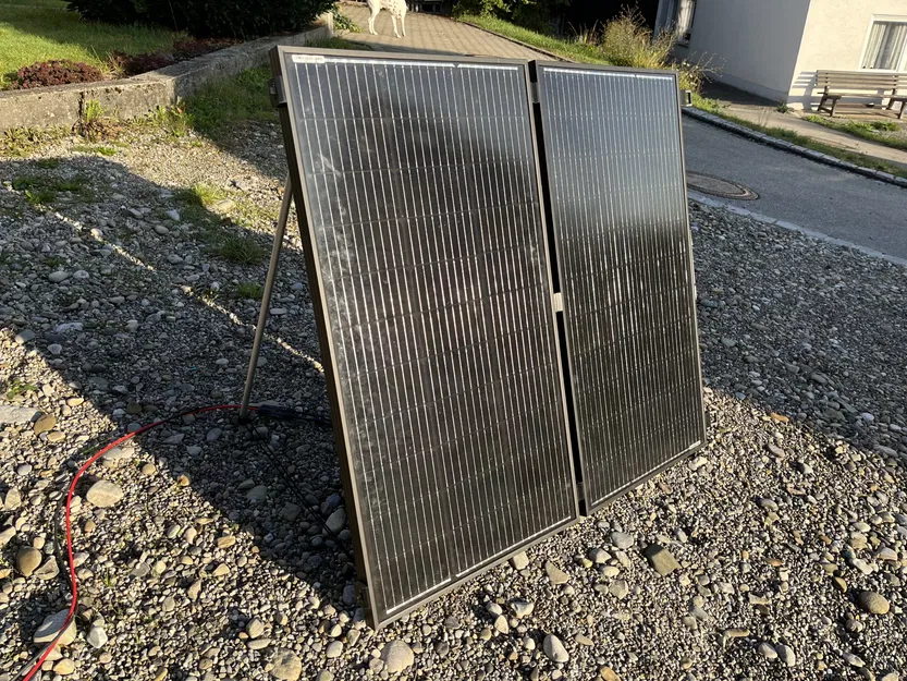 Hộp năng lượng mặt trời di động từ 2 tấm pin 100W - Image 1