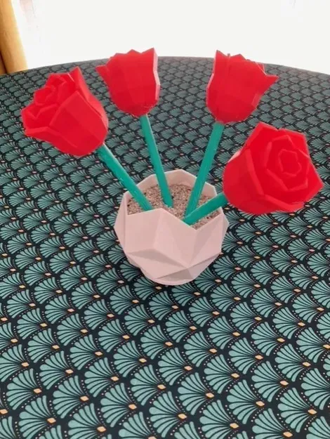 Chậu hoa với những bông hồng rực rỡ - Image 1