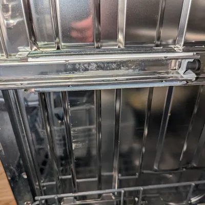 Khoảng cách giữa thanh ray và giá đỡ trên của máy rửa chén