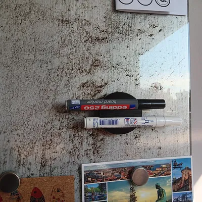 Kẹp bút trắng với chức năng tẩy từ tính