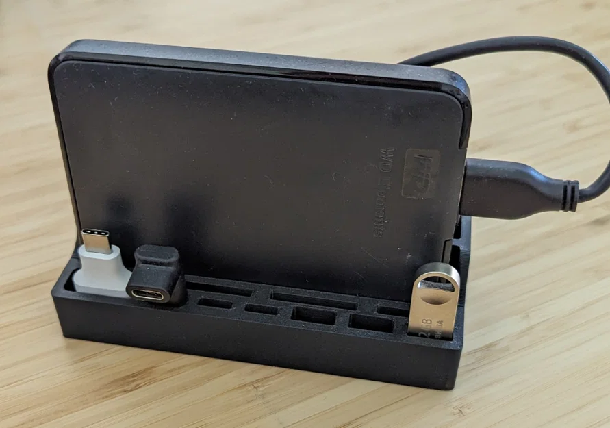 Giá đỡ bàn làm việc nhỏ với không gian cho USB và thẻ nhớ - Image 1