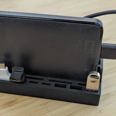Giá đỡ bàn làm việc nhỏ với không gian cho USB và thẻ nhớ