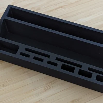 Giá đỡ bàn làm việc nhỏ với không gian cho USB và thẻ nhớ