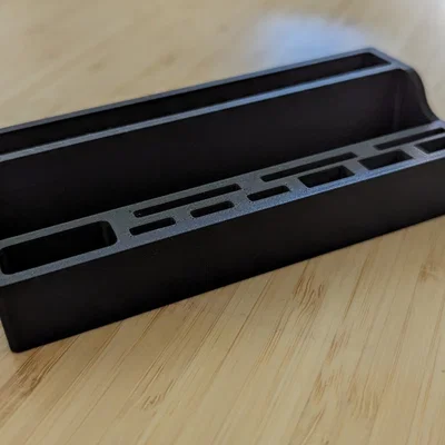 Giá đỡ bàn làm việc nhỏ với không gian cho USB và thẻ nhớ