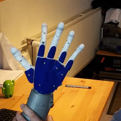 Cánh tay và bàn tay phải của mô hình InMoov