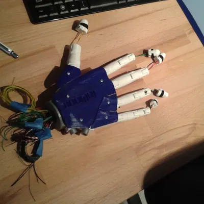 Cánh tay và bàn tay phải của mô hình InMoov