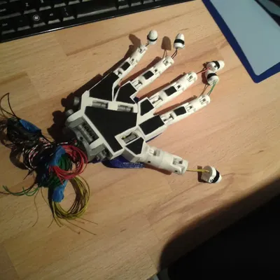 Cánh tay và bàn tay phải của mô hình InMoov