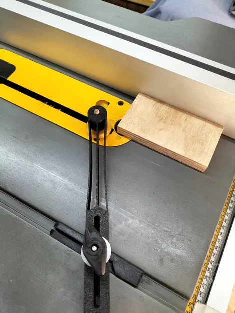 Hướng dẫn cuộn cho máy cưa bàn Dewalt với featherboard - Image 4