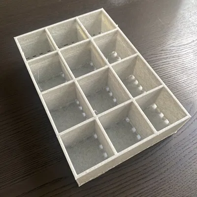 Hộp trồng cây giống với bể chứa nước