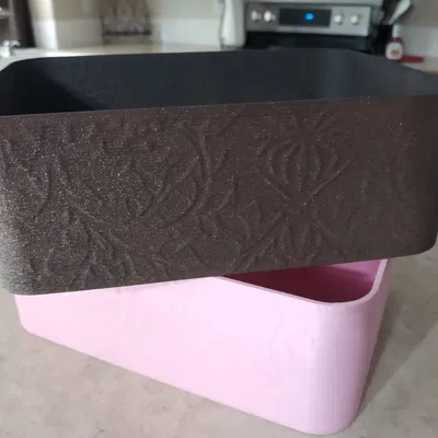 Hộp đựng họa tiết hoa tinh tế cho khăn ướt Cottonelle™