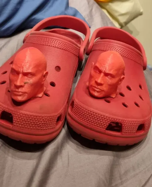 Đầu Dwayne gắn vào dép crocs - Image 1