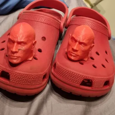 Đầu Dwayne gắn vào dép crocs