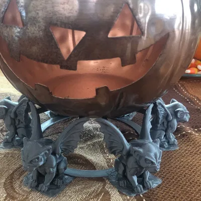 Vòng tay Gargoyle nâng chậu bí đồng cho Halloween