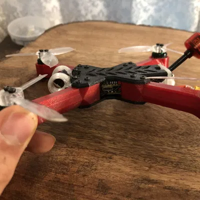 Drone chuồn chuồn FPV in 3D siêu bền và gọn nhẹ