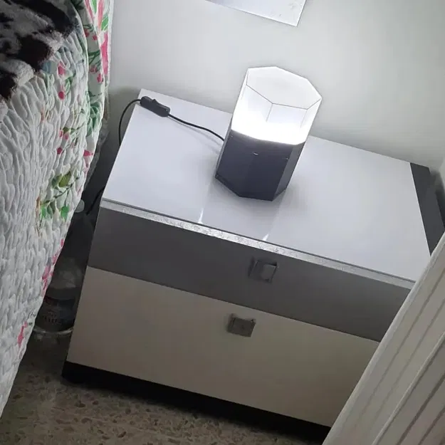 Đèn bàn heptagonal lý tưởng cho phòng ngủ - Image 1