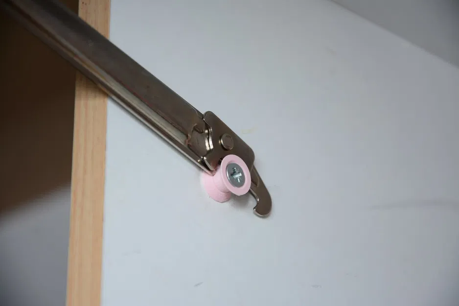 Giá đỡ cửa tủ nâng hạ - Image 1