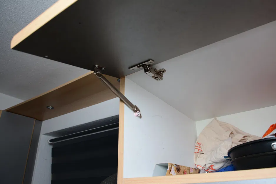 Giá đỡ cửa tủ nâng hạ - Image 2