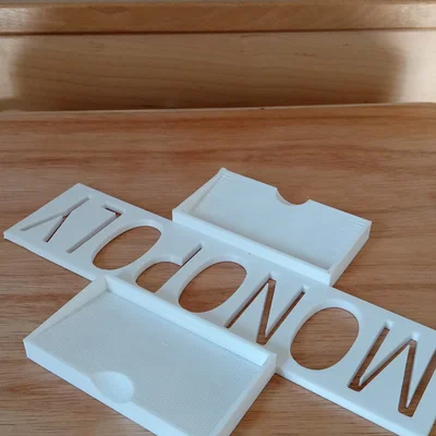 Giá đỡ thẻ cơ hội và cộng đồng trong trò chơi Monopoly