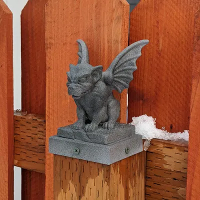 Các đầu cột hàng rào hình quái vật gargoyle