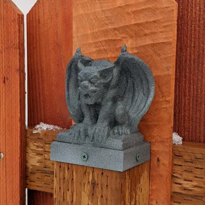 Các đầu cột hàng rào hình quái vật gargoyle
