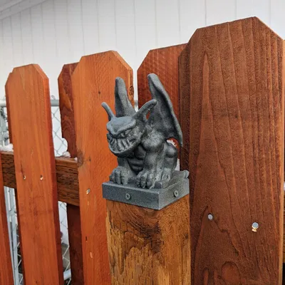 Các đầu cột hàng rào hình quái vật gargoyle