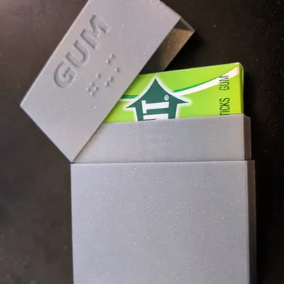 Hộp đựng kẹo cao su Wrigleys với nhãn chữ nổi