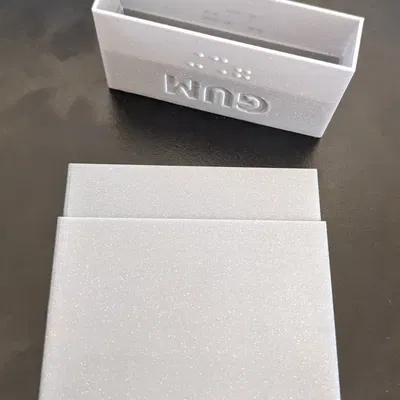 Hộp đựng kẹo cao su Wrigleys với nhãn chữ nổi