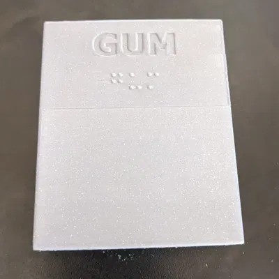 Hộp đựng kẹo cao su Wrigleys với nhãn chữ nổi