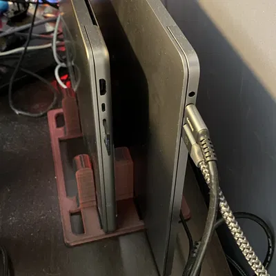 Giá đỡ laptop đôi cho không gian làm việc gọn gàng