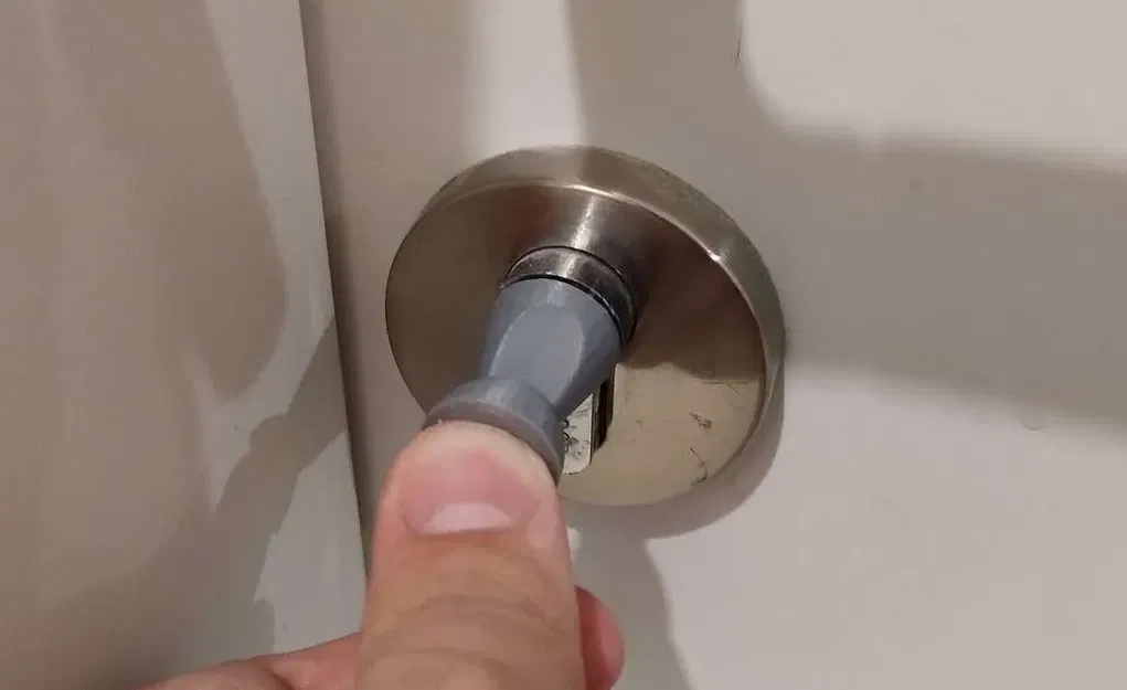 Chìa khóa mở cửa phòng tắm thay cho tua vít phẳng - Image 2