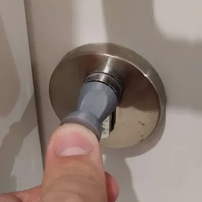 Chìa khóa mở cửa phòng tắm thay cho tua vít phẳng