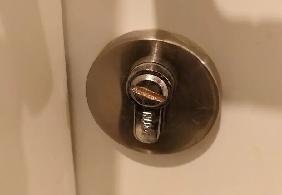 Chìa khóa mở cửa phòng tắm thay cho tua vít phẳng - Image 5