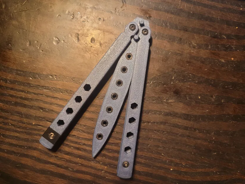 Biến thể Balisong Benchmade 62 với pin Tang và khoảng cách M3 - Image 1