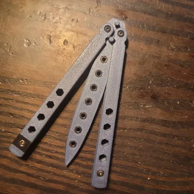 Biến thể Balisong Benchmade 62 với pin Tang và khoảng cách M3