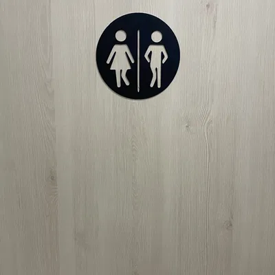 Biểu tượng nhà vệ sinh hài hước với ngữ cảnh đơn giản