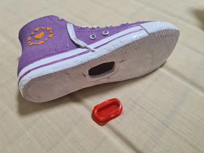 Két tiết kiệm hình giày Converse phong cách độc đáo - Image 1