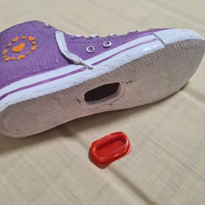 Két tiết kiệm hình giày Converse phong cách độc đáo