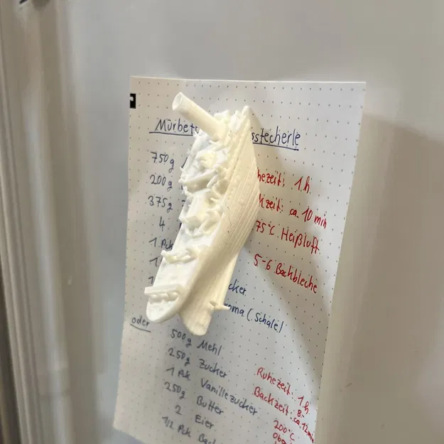 Nam châm tủ lạnh Titanic đang chìm sau va chạm với đá viên - Image 1