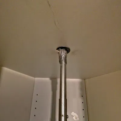 Giá đỡ gắn cột cho kệ xoay trong bếp