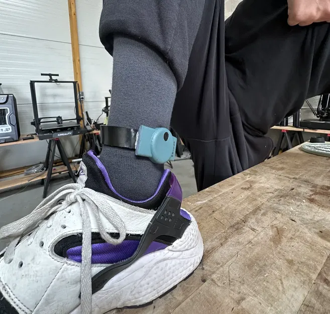 Vòng tay điện tử giả để troll trong video - Image 2